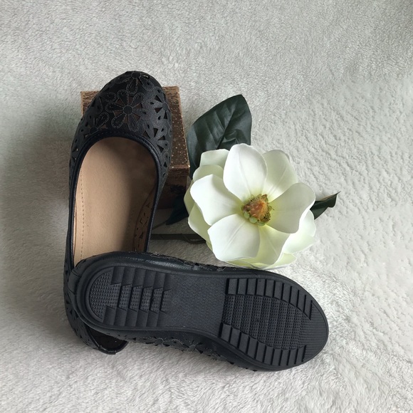 New faux leather cutout flats! Size 6 - Picture 3 of 4